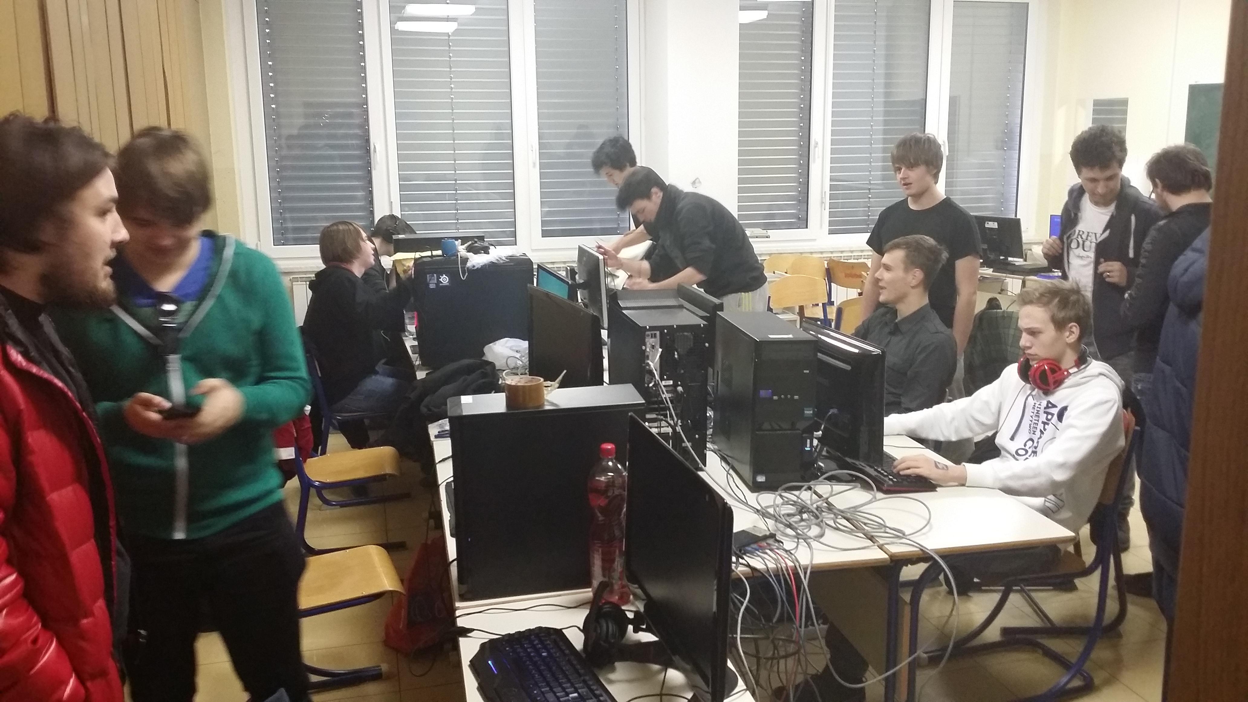 Epicenter LAN 4 - S7 Desk 2014 - By S7 design