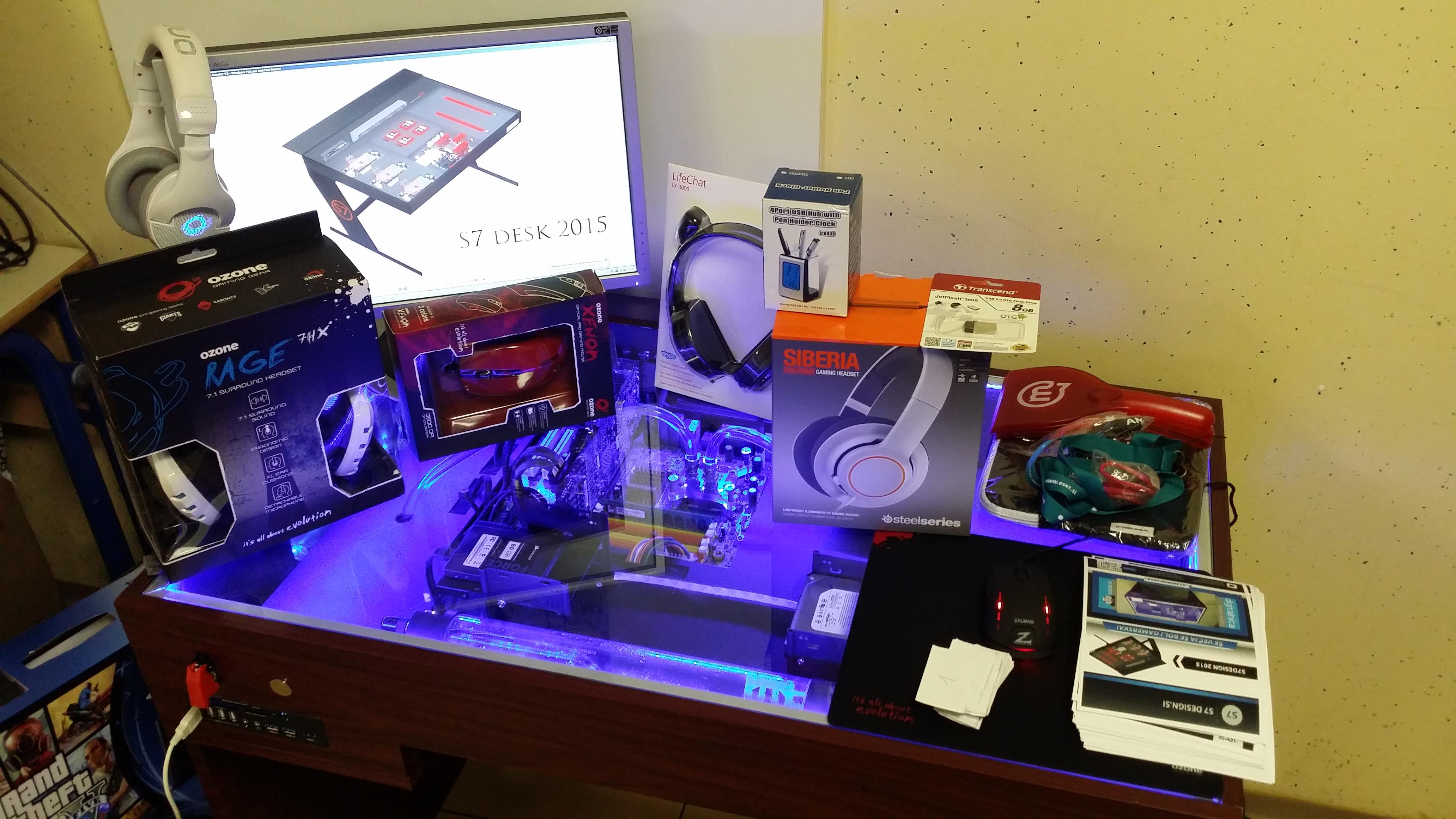 Epicenter LAN 4 - S7 Desk 2014 - By S7 design