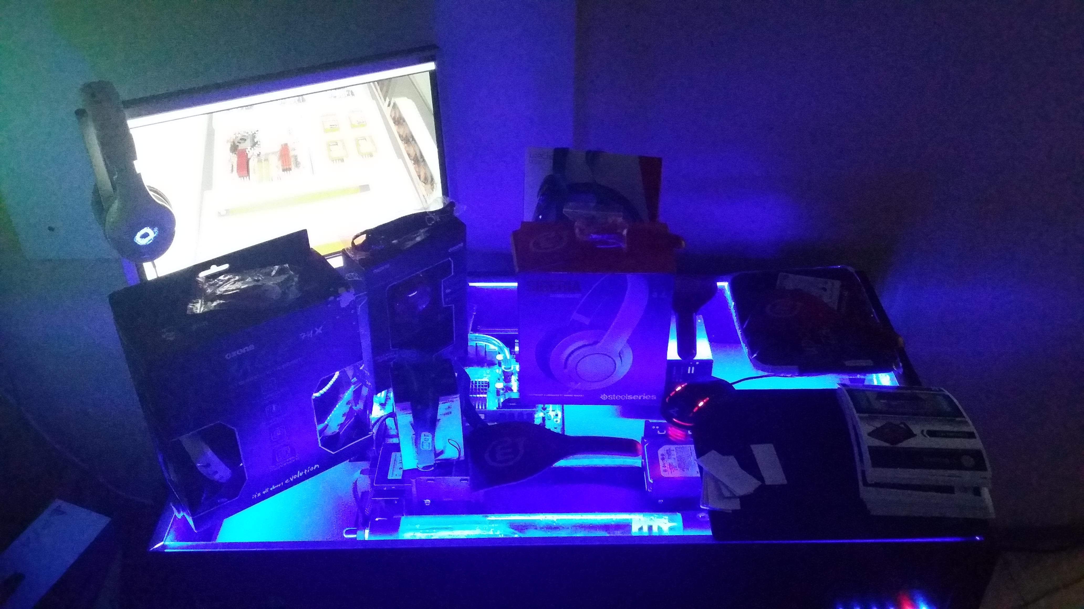 Epicenter LAN 4 - S7 Desk 2014 - By S7 design