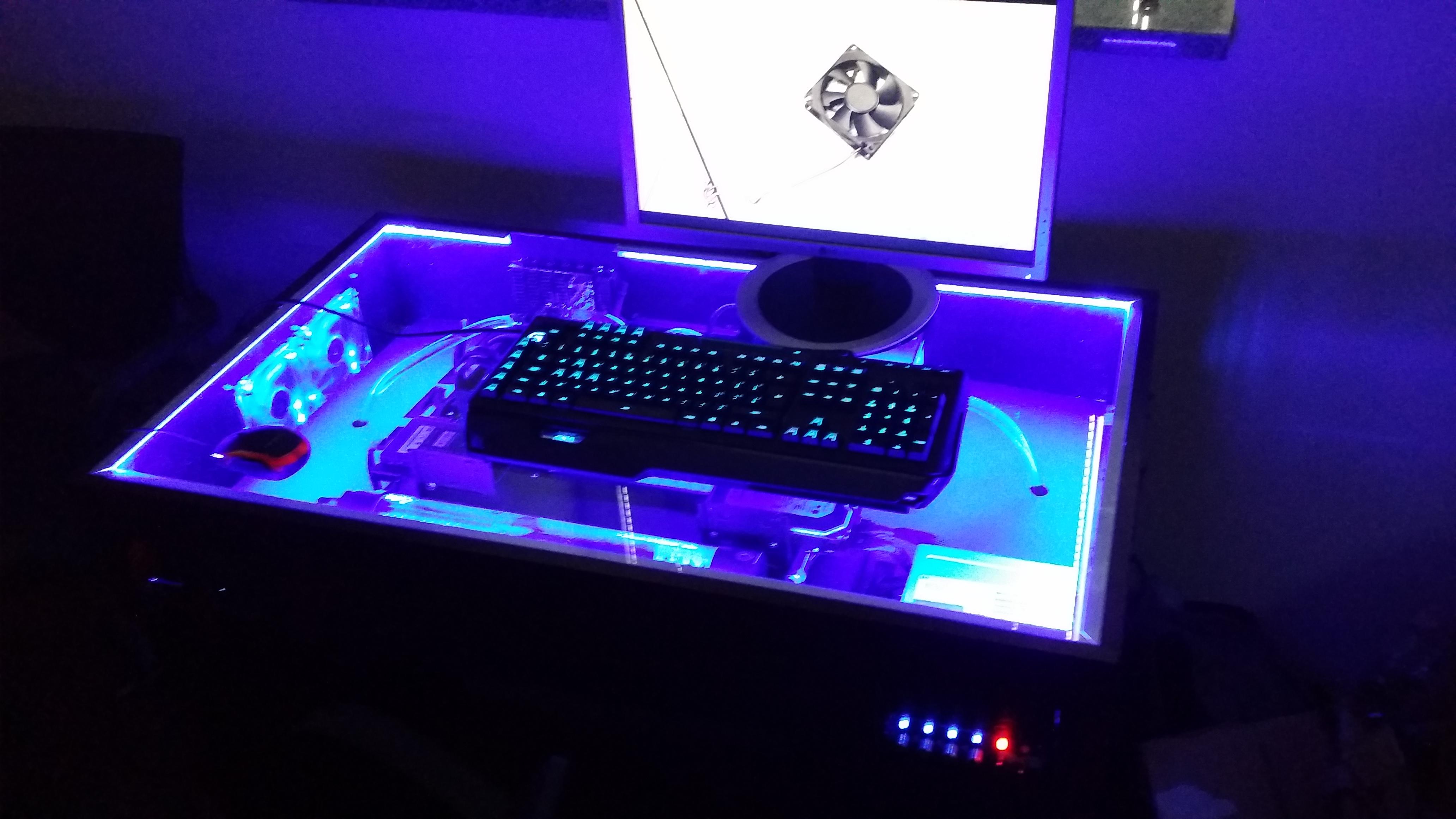 Radioactive LAN 5 - S7 Desk 2014 - By S7 design