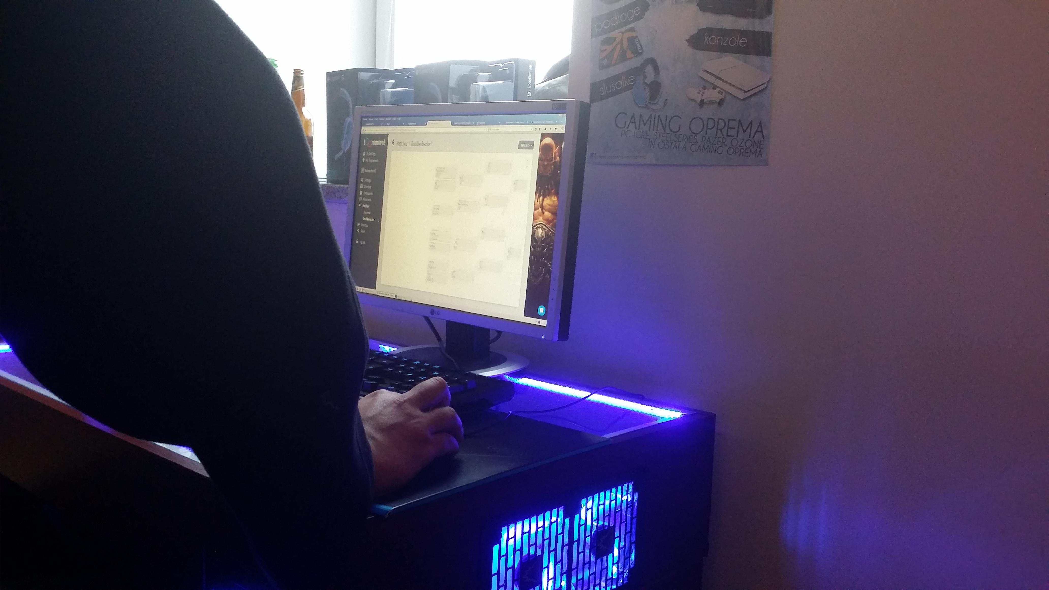 Radioactive LAN 5 - S7 Desk 2014 - By S7 design